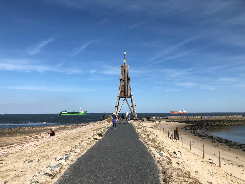 Dies ist die Kugelbake in Cuxhaven an der Elbmündung zur Nordsee. Seezeichen Kugelbake Die Kugelbake Seezeichen und Wahrzeichen von Cuxhaven