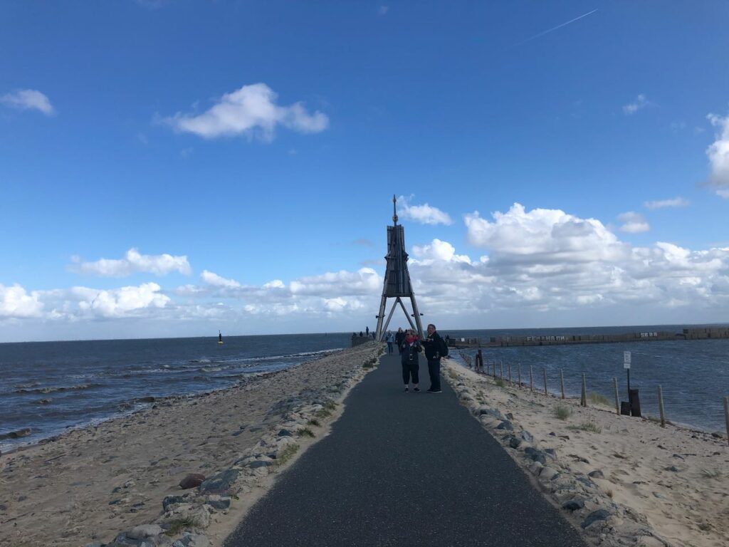 Dies ist die Kugelbake in Cuxhaven an der Elbmündung zur Nordsee. Seezeichen Kugelbake Die Kugelbake Seezeichen und Wahrzeichen von Cuxhaven