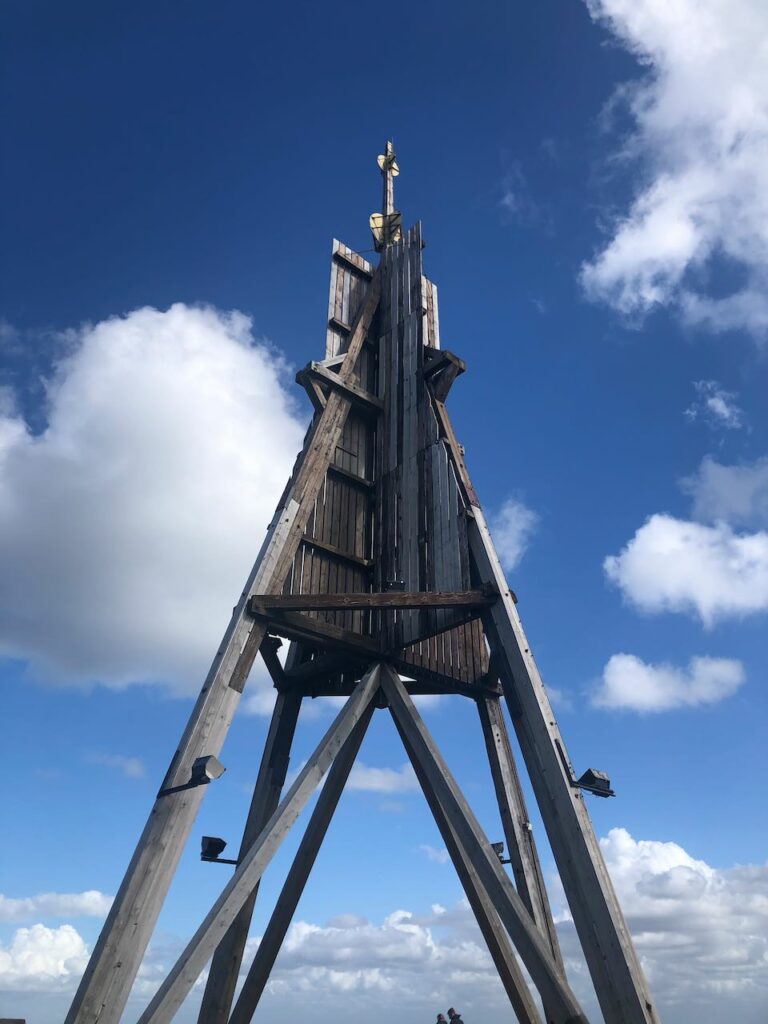 Dies ist die Kugelbake in Cuxhaven an der Elbmündung zur Nordsee. Seezeichen Kugelbake Die Kugelbake Seezeichen und Wahrzeichen von Cuxhaven